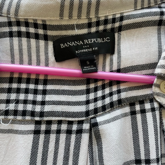 Banana Republic boyfriend fitted black and white soft plaid shirt. - Picture 2 of 2